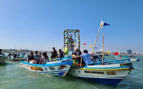 La finalidad es agradecer a Dios, en el mismo mar, por todas sus bendiciones diarias.