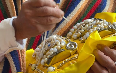 Con cuidado afinan cada uno de los detalles de la vestimenta que tiene cerca de dos siglos.