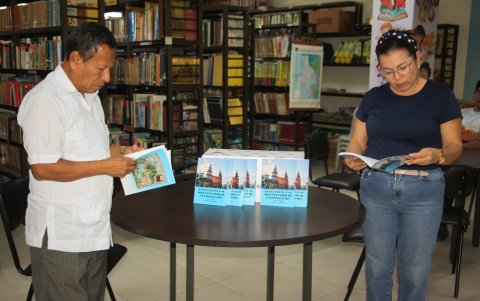 La gente acude hasta la biblioteca municipal de Santa Elena para enterarse de los hechos históricos de la provincia.