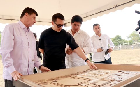 El presidente observa una maqueta la obra de la cárcel de Santa Elena.