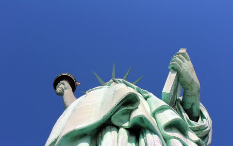 En cuanto a la antorcha, su acceso se cerró al público hace más de un siglo y ahora solo sube hasta su extremo a través de una escalinata metálica