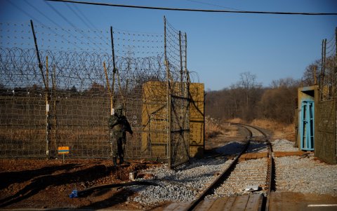 Un uniformado surcoreano monta guardia junto a los rieles que llevan a Corea del Norte, dentro de la zona desmilitarizada que separa a las dos Coreas en Paju, (Corea del Sur).