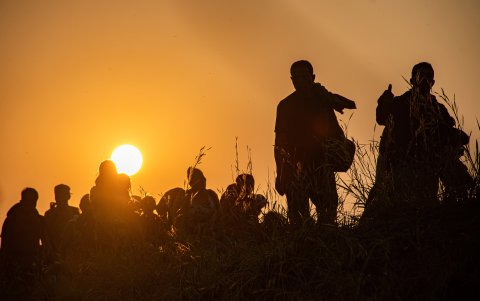 A pesar del endurecimiento de la vigilancia en la frontera sur de México, miles de migrantes de Centro y Suramérica, el Caribe y de países de África y China entran en el territorio mexicano.