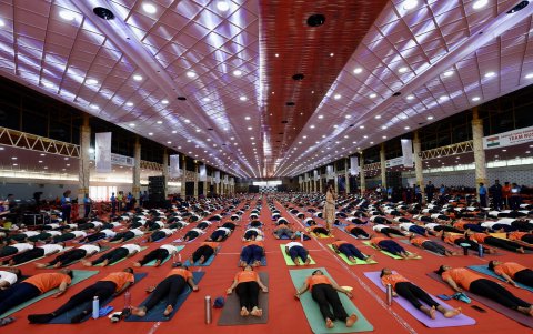 Cientos de entusiastas del yoga realizaron diversas posturas de yoga durante el intento de récord.