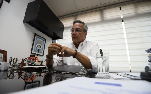 Jimmy Jairala cada mañana locuta en su programa radial.