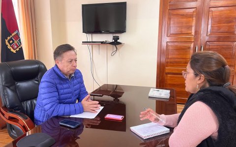 El gobernador de Cotopaxi, Marco Olmedo, en su despacho.