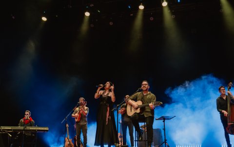 Juan Fernando Velasco invitó a cantar a la guayaquileña Brenda.