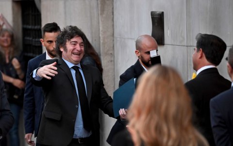 El presidente argentino, Javier Milei (i), a su llegada al Casino de Madrid donde recoge el premio del Instituto Juan de Mariana, este viernes.