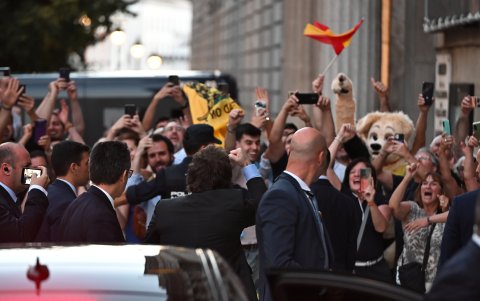 El presidente argentino, Javier Milei (c), es recibido por muchos este viernes a su llegada al Casino de Madrid, donde recoge el premio del Instituto Juan de Mariana.