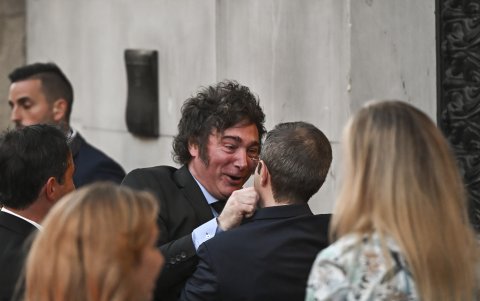El presidente argentino, Javier Milei, en un efusivo saludo con una de las personas que lo esperaban a su llegada al Casino de Madrid, este viernes.