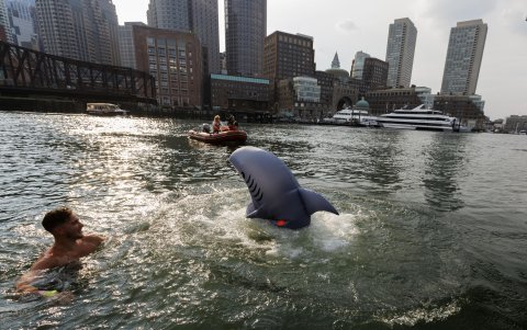 Un voluntario disfrazado se sumerge en el puerto de Boston desde la goleta 'Denis Sullivan', debido a la ola de calor en Boston, Massachusetts, EE. UU., 20 de junio de 2024.