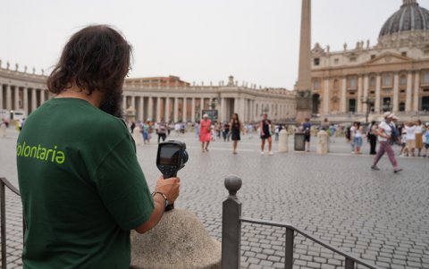 Roma. Un miembro de Greenpeace Italia en la plaza de San Pedro.