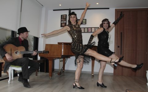 Los artistas montaron la obra por primera vez en 2014. Eventualmente creció hasta incluir a un elenco de once personas en escena.