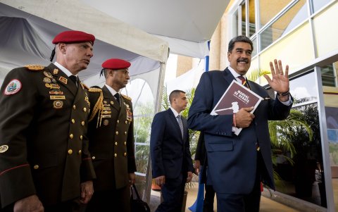 El presidente de Venezuela y candidato a la reelección, Nicolás Maduro, saluda a su salida del Consejo Nacional Electoral (CNE) este jueves, en Caracas (Venezuela).