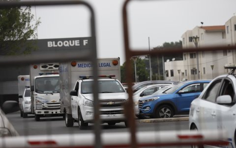 Resguardo. Desde los patios del Laboratorio de Criminalística y Ciencias Forenses salió el convoy.