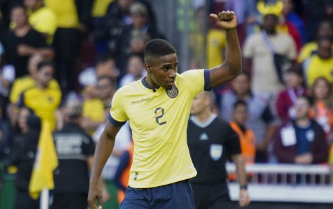 Fotografía de archivo en la que se registró al defensor central ecuatoriano Félix Torres durante un partido de las eliminatorias suramericanas a la Copa Mundial de la FIFA 2026.