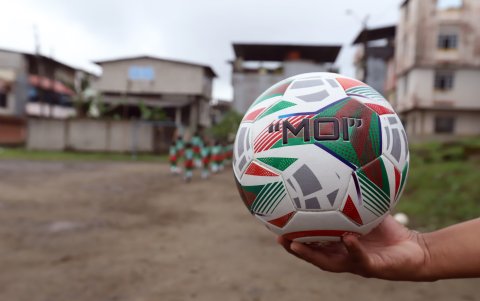 Moisés Caicedo entrega los implementos deportivos, los cuales tienen su sello.