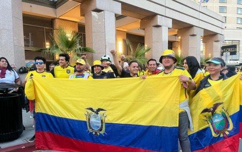 Afición tricolor alentando a los jugadores.