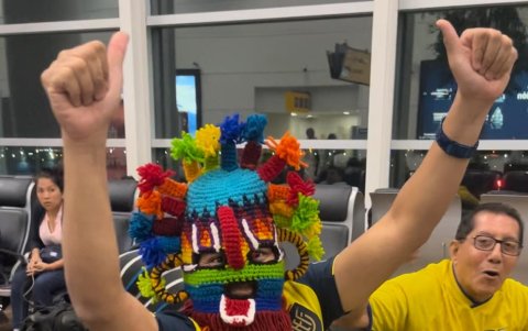 Erick Mantilla hizo más llevadera la espera en la terminal aérea poniéndose la máscara del Diablo Huma.