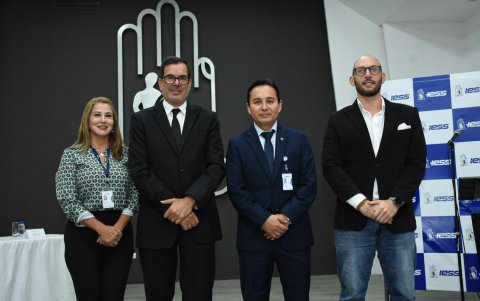 Encalada fue ministro de Salud desde el inicio del Gobierno de Daniel Noboa y renunció el 14 de junio de 2024. En la foto posa con autoridades del Seguro Social.