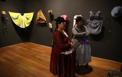 Mujeres aimaras visita la muestra 'Mujeres de trenzas: ropa e identidades de las chola paceña', el 20 de junio de 2024, en La Paz (Bolivia).
