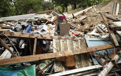 Fotografía de escombros causados por un derrumbe debido a fuertes lluvias, el 21 de junio del 2024, en Soyapango (El Salvador).