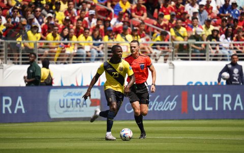 Moisés Caicedo armando una jugada para Ecuador.