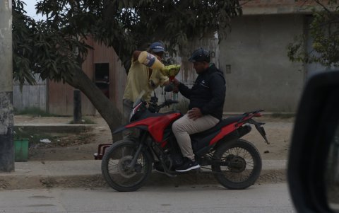 Perú.- Usando un embudo y una manguera una persona vende la gasolina ecuatoriana a un motociclista en una vía de Aguas Verdes a Tumbes.