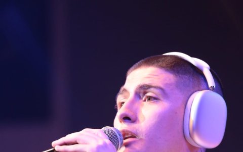 Álex Ponce se viste de blanco para su nueva etapa, el lanzamiento de su EP 'El silencio'.