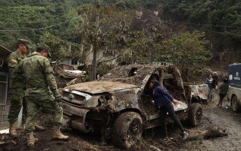 Demostración. Los vehículos que son rescatados de los escombros quedan totalmente 
inservible.