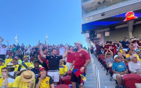 Hinchas venezolanos y ecuatorianos se dieron cita para ver el partido.
