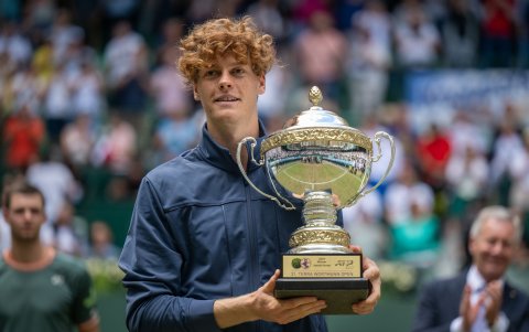 Jannik Sinner con su primer título como N°1 del mundo tras vencer 7-6 (8) y 7-6 (2) a Hubert Hurkacz.