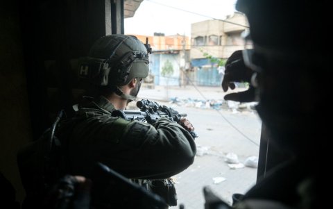 El Ejército israelí durante una redada en un centro de entrenamiento de Hamás en el sur de Gaza.
