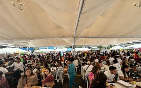 El evento recibió a aproximadamente 6.000 visitantes, quienes pudieron recorrer diferentes stands y comprar alimentos de la costa ecuatoriana.