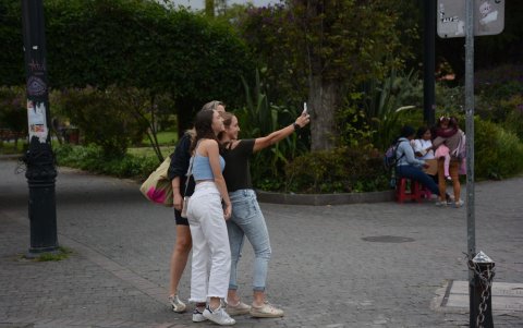 Son pocas las personas que circulan por la Plaza de Cumbayá, su estado es crítico pues personas habitantes de calles se han tomado este espacio