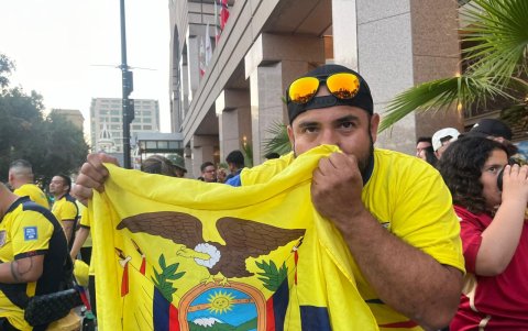 Michael Montaño, guayaquileño que reside en Los Ángeles desde hace 5 años, besa la bandera ecuatoriana afuera de uno de los estadios que albergan la Copa.