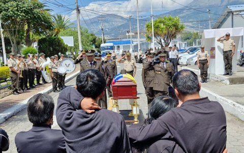 El féretro de la víctima fue recibido con honores en la Comandancia de Policía de Imbabura.