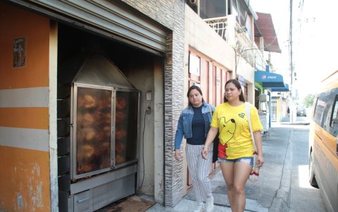 Restaurante.- Es común en Guayaquil que el asador de pollos esté ubicado al ingreso del local y que los clientes vean al ave y seleccionen cuál quiere comprar.