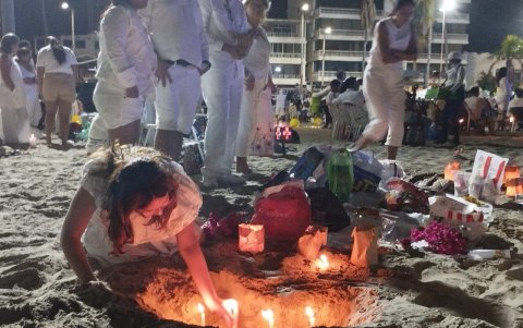 Velas, cánticos y oraciones reinaron en el acto de fe.