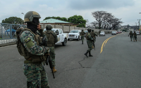 Con las declaratorias de los estado de excepción, se incrementa el número de uniformados del ejército ecuatoriano en ciertos lugares.