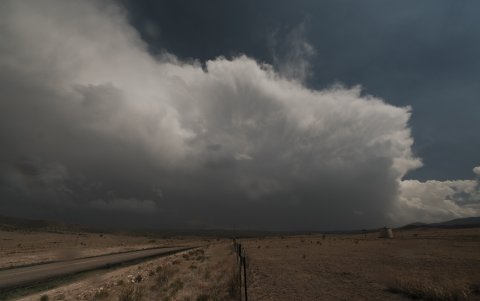 Nubes y humo del incendio de South Fork visto desde Capitán, Nuevo México, EE.UU.