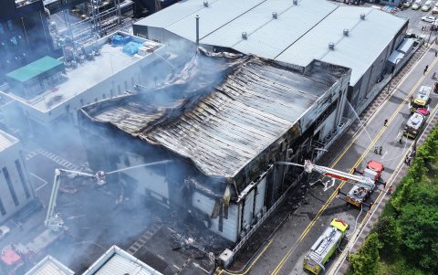 Los bomberos de Hwaseong han logrado controlar finalmente las llamas en torno a las 15:10 hora local, casi cuatro horas después de que se iniciara el fuego.