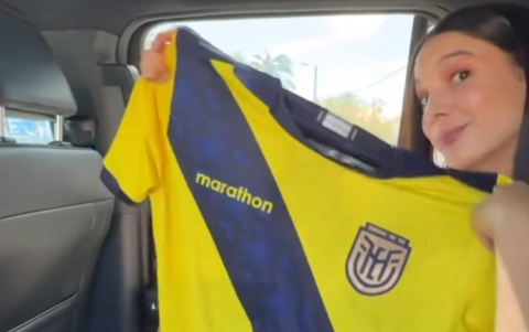 Arianny Tenorio, novia de Luisito Comunica, con la camiseta de la selección ecuatoriana.