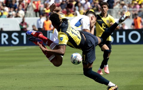 Nahuel Ferraresi (C) defensor de Venezuela y el ecuatoriano Kevin Rodríguez (i) durante el partido de Copa América 2024.