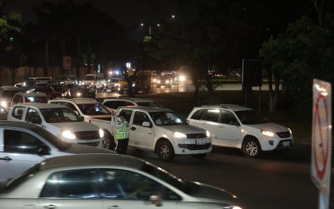 Accionar. La presencia de los agentes de la CTE es insuficiente. Los conductores denuncian que no aparecen hasta que el tráfico se ha tornado más pesado.