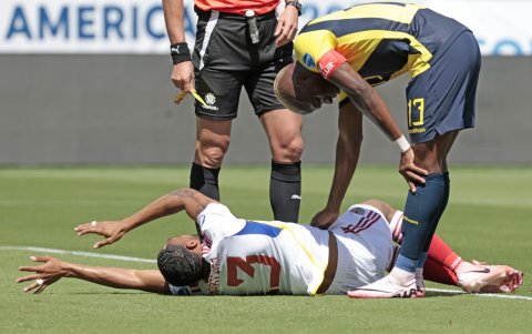 Enner Valencia, expulsado (d), podrá jugar recién con la Tricolor en el choque contra México.