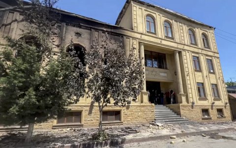 Otra imagen de la sinagoga Kele-Numaz dañada tras un ataque terrorista en Derbent, República de Daguestán, Rusia, el 24 de junio de 2024.