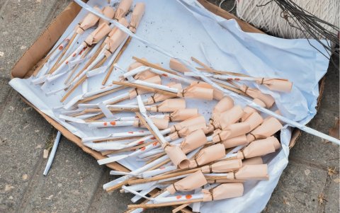 En el sitio se hallaron camaretas, además de otro tipo de artefactos ya armados.