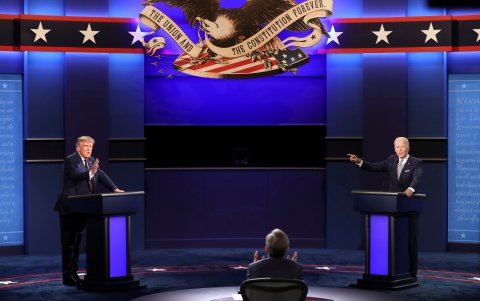 Fotografía de archivo del 30 de septiembre de 2020 de Donald J. Trump (i), y Joe Biden (d), durante un debate en el Samson Pavilion en Cleveland.