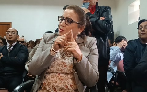 Rosa Argudo, secretaria general del Sindicato de Trabajadores del IESS, evitó responder las interrogantes planteadas sobre si relación familias con algunos medicos y personal administrativo del hospital.